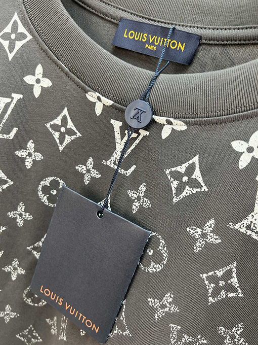ルイヴィトンコピー 新しいレザーロゴ発泡ラウンドネック半袖Tシャツ