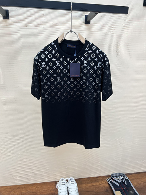 ルイヴィトンコピー 新しいレザーロゴ発泡ラウンドネック半袖Tシャツ