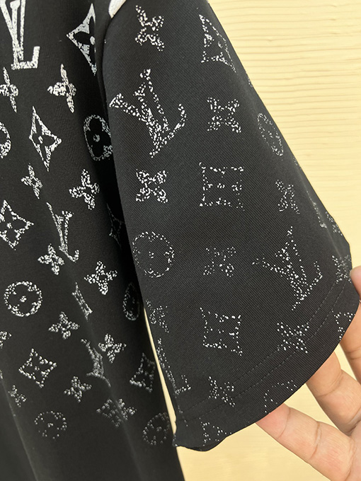 ルイヴィトンコピー 新しいレザーロゴ発泡ラウンドネック半袖Tシャツ