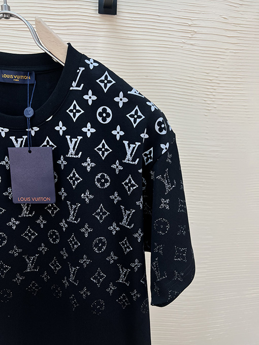 ルイヴィトンコピー 新しいレザーロゴ発泡ラウンドネック半袖Tシャツ
