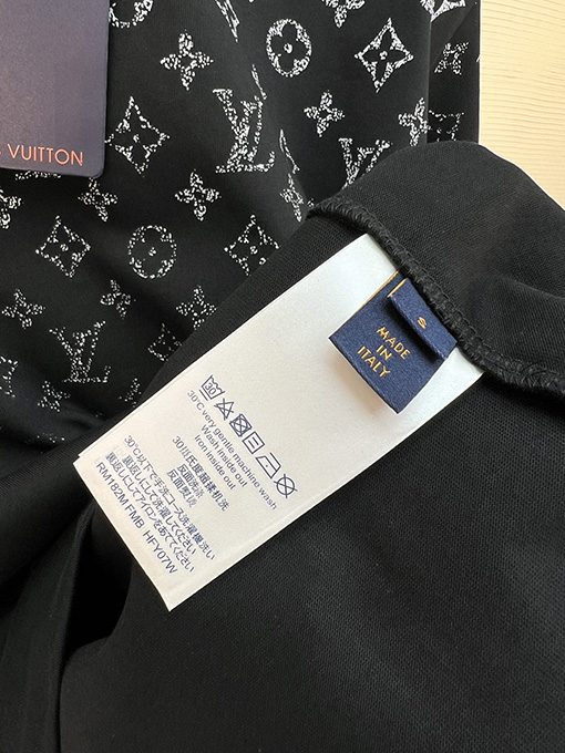 ルイヴィトンコピー 新しいレザーロゴ発泡ラウンドネック半袖Tシャツ