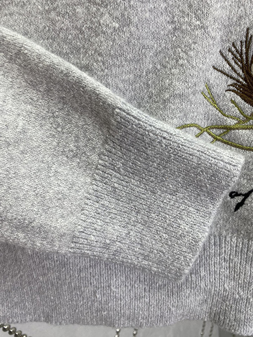 ディオール 美しいスズランの花の刺繍が施されたニット