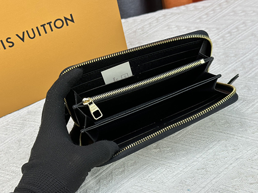 ルイヴィトン 大きな文字の白いファッション財布 M60017