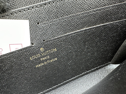 ルイヴィトン  大きな文字の白いファッション財布 M60017