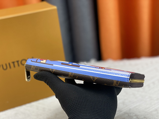 ルイヴィトン 雪山の精緻なプリントが施された 財布 M60017