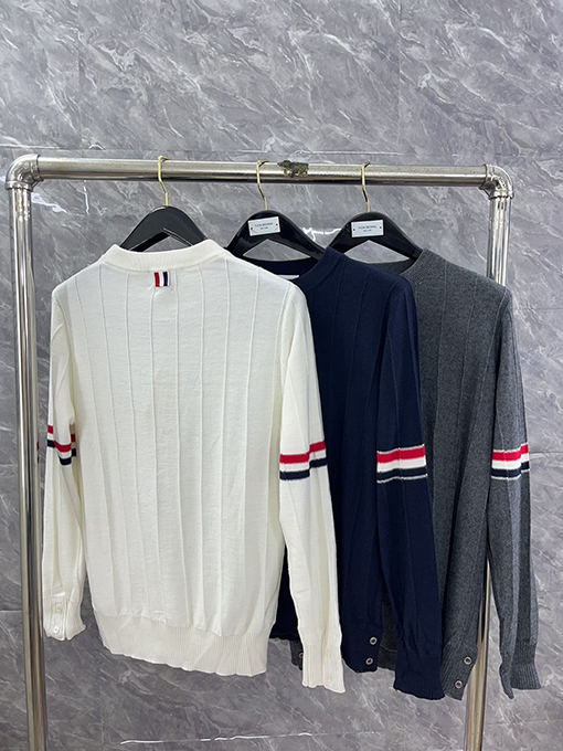 トムブラウンコピー  24SS 新作三色リブ袖ニットセーター