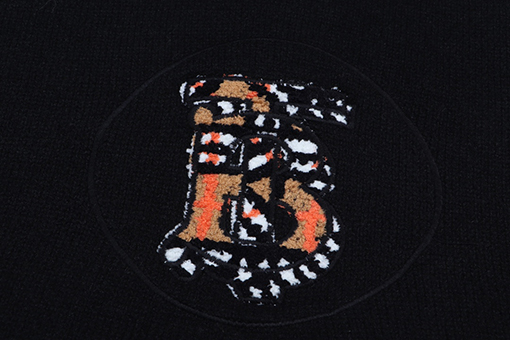 バーバリーコピー フロントTB立体刺繍ビッグロゴ柄セーター