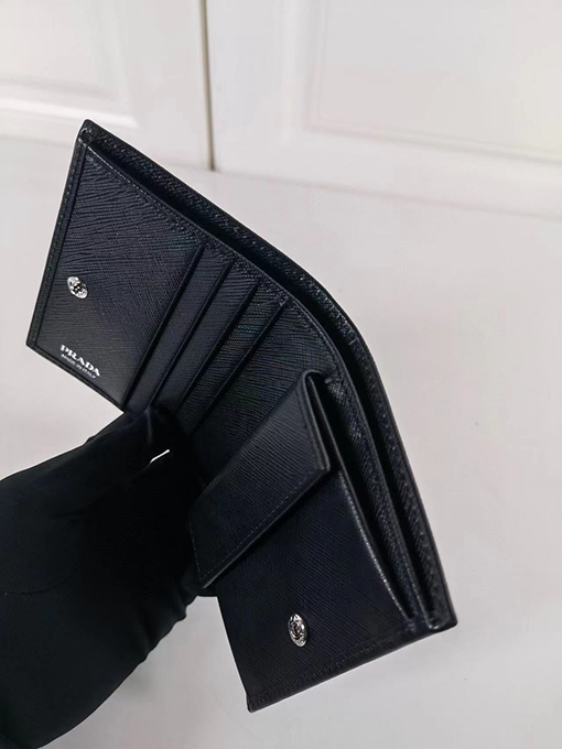 プラダ 牛革ファッション財布