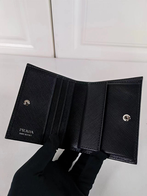 プラダ 牛革ファッション財布