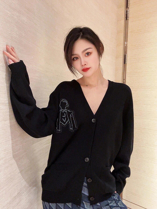 ルイヴィトンコピー LV アルファベットロゴ刺繍ニットカーディガン