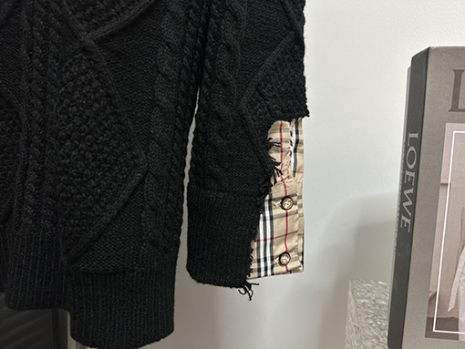 バーバリースーパーコピー クラシックな布の古い色の黒いステッチクルーネックセーター