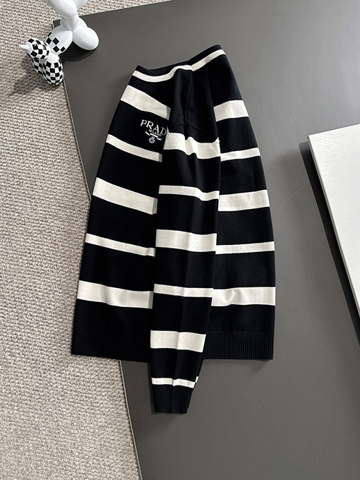 プラダ 24 ss 黒と白のクラシックニットクルーネックセーター