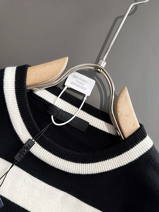 プラダ 24 ss 黒と白のクラシックニットクルーネックセーター