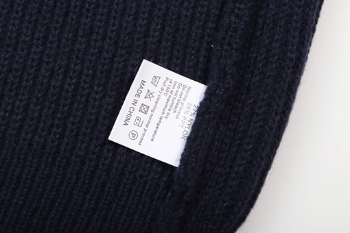 グッチ 背中の小さなロゴ刺繍マークラウンドネックセーター
