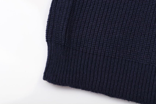 グッチ 背中の小さなロゴ刺繍マークラウンドネックセーター
