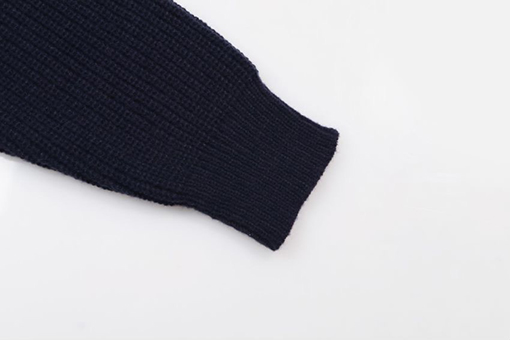 グッチ 背中の小さなロゴ刺繍マークラウンドネックセーター