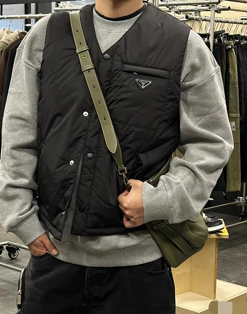 プラダ 24 FW 再生ナイロン薄手コットンジャケットベスト