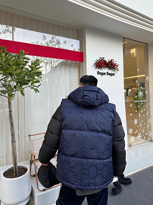 グッチスーパーコピー ダークプリントダブルGプリントキャンバスフード付きダウンベスト