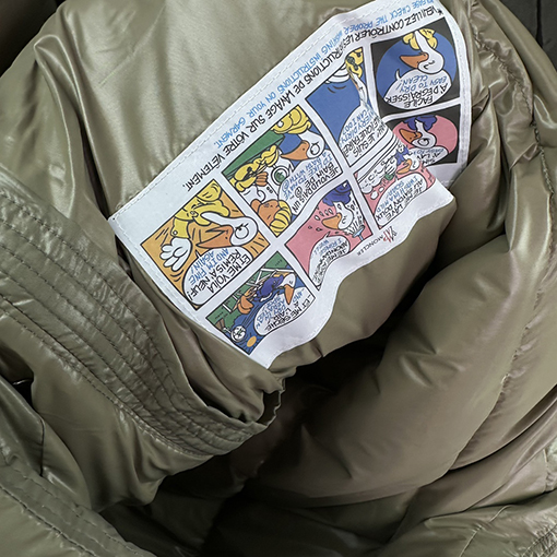 モンクレール 光沢のある袖のロゴフード付きダウンジャケット