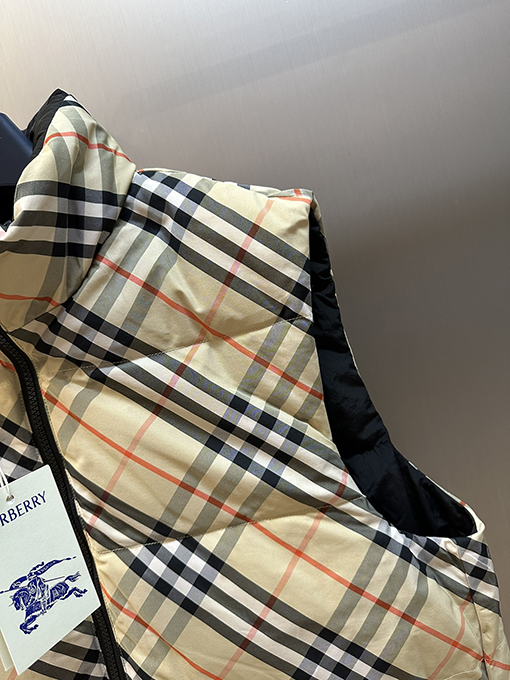 バーバリースーパーコピー チェック柄の両面にダウンベストを着る