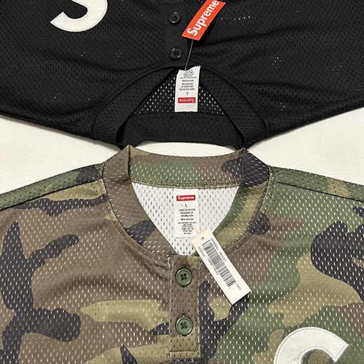 シュプリーム FW24 S LOGO BASEBALL HENLEY TEE