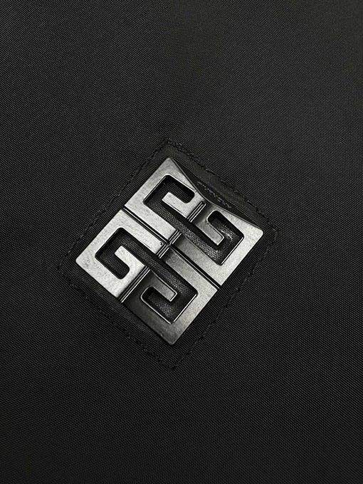 ジバンシイ 胸に4 Gロゴをあしらったメタルトリムジップアップジャケット