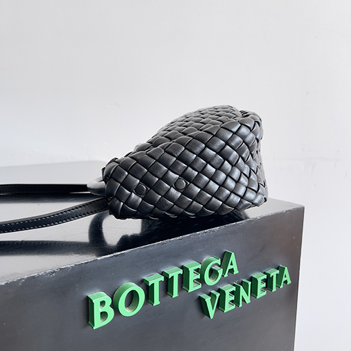 ボッテガヴェネタ 新商品ミニCOBBLE元宝バッグ