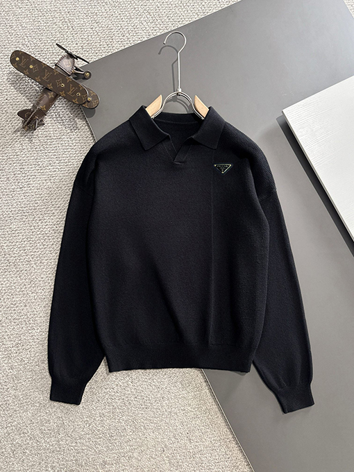 プラダ 新しいロゴバッジ繊細な刺繍ロゴセーター