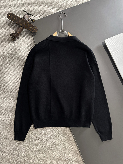 プラダ 新しいロゴバッジ繊細な刺繍ロゴセーター