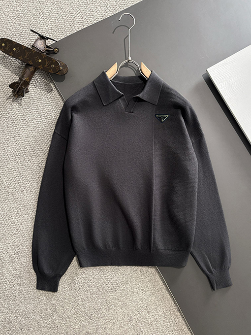 プラダ 新しいロゴバッジ繊細な刺繍ロゴセーター