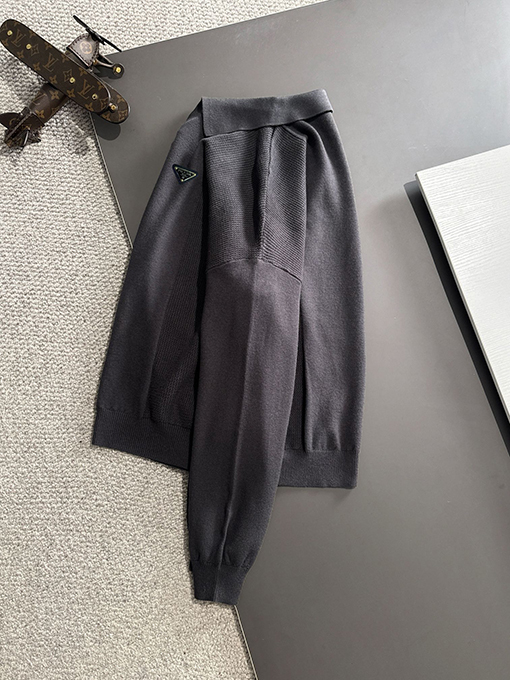 プラダ 新しいロゴバッジ繊細な刺繍ロゴセーター