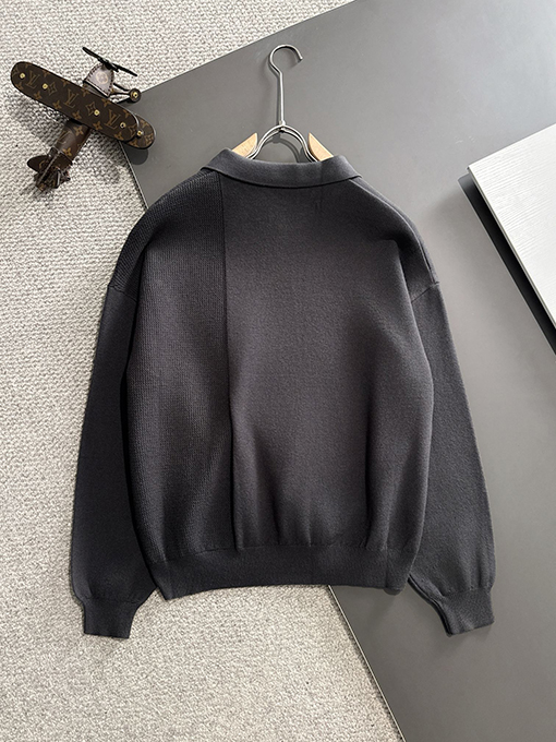 プラダ 新しいロゴバッジ繊細な刺繍ロゴセーター