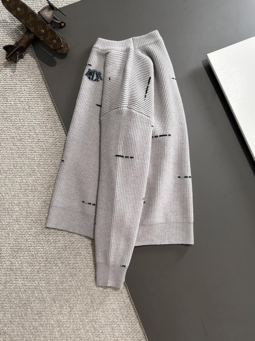 ディオール 新しいロゴバッジ刺繍ロゴセーター