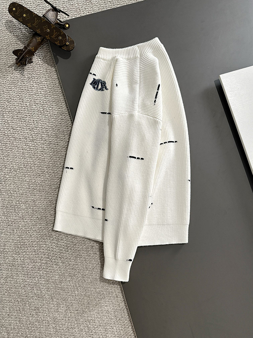 ディオール 新しいロゴバッジ刺繍ロゴセーター