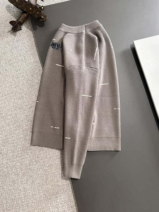 ディオール 新しいロゴバッジ刺繍ロゴセーター