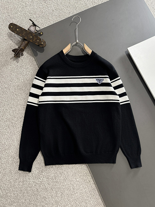 プラダ ロゴバッジ刺繍ロゴクルーネックセーター