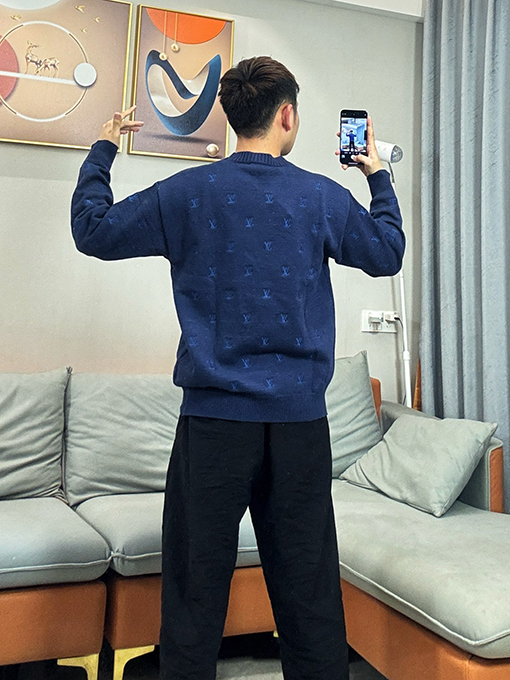 ルイヴィトン フルロゴの小さな刺繍のラウンドネックセーター
