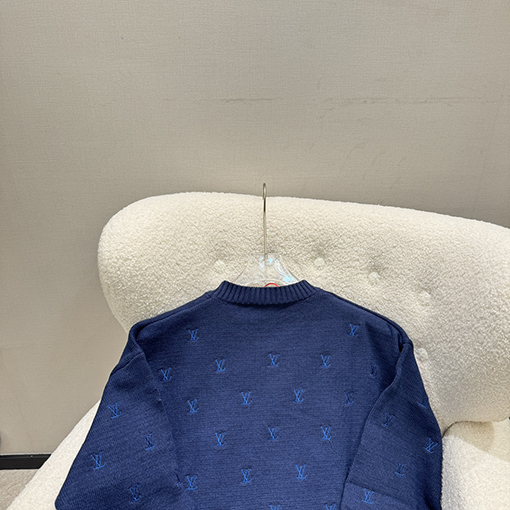 ルイヴィトン フルロゴの小さな刺繍のラウンドネックセーター