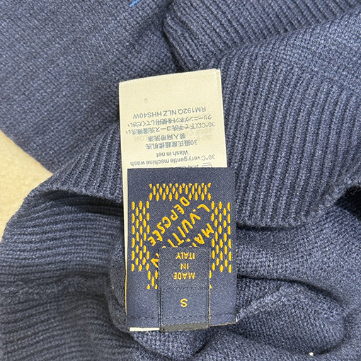ルイヴィトン フルロゴの小さな刺繍のラウンドネックセーター