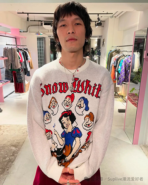 シュプリーム 白雪姫のテーマセーター