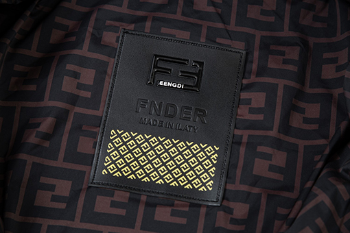 フェンディ 刺繍ロゴフード付きダウンジャケット