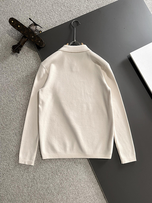 ルイヴィトン ロゴバッジ刺繍ロゴラペルセーター