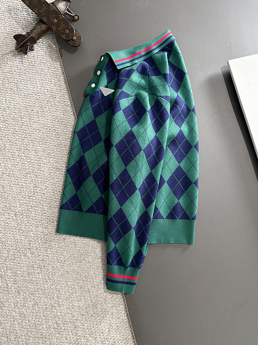 プラダコピー ファッションロゴバッジ刺繍ロゴラペルセーター