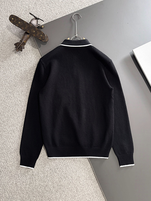 ディオール 新しいロゴバッジ刺繍襟セーター