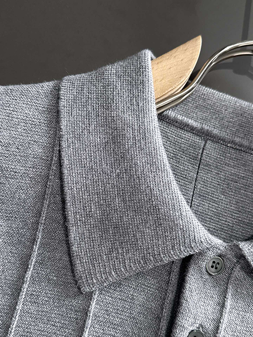 バーバリー ロゴバッジ刺繍ロゴラペルセーター