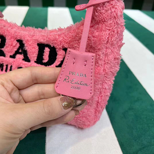プラダ  PRADA  Re-Edition 2000ふわふわタオル地ミニバッグ可愛い