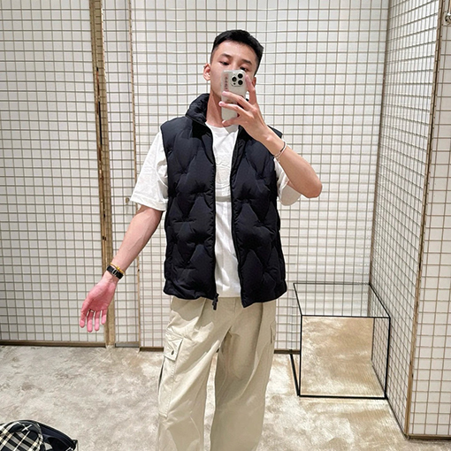 バーバリー 軍馬刺繍エンボスダウンジャケットベストコート