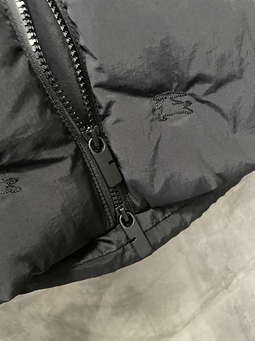 バーバリーコピー 軍馬刺繍スタンドカラーエンボスダウンジャケット