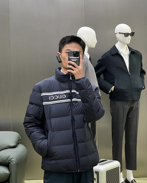 グッチ 新しい Gucci ロゴのダウンジャケット