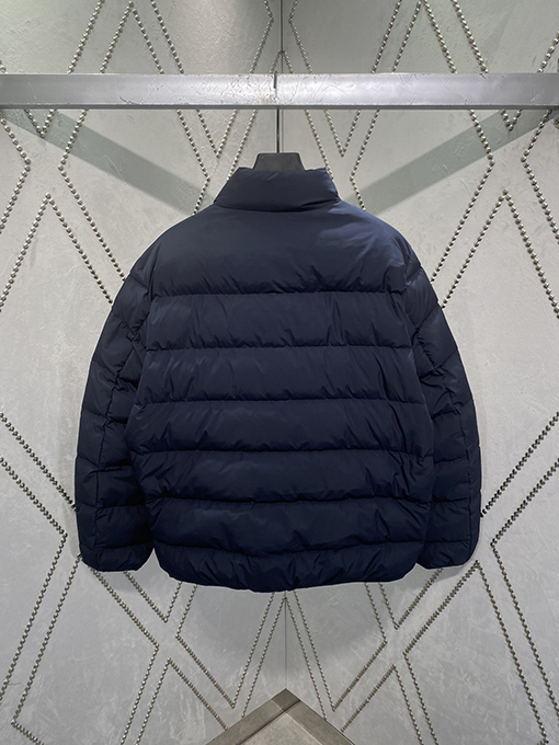 グッチ 新しい Gucci ロゴのダウンジャケット